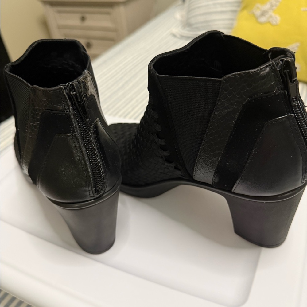Black Woven Ankle Boots - Women - Picture 4 of 6